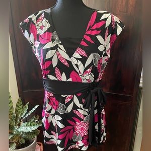 Briggs New York short sleeve hot pink/black/white wrap style top with side tie